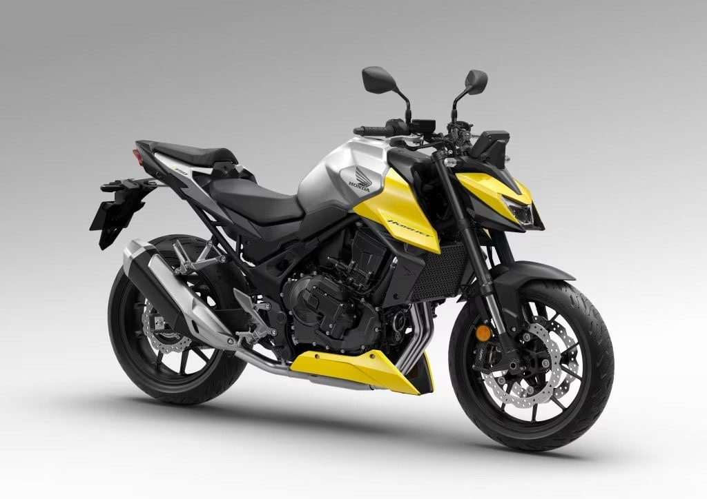 <div class='descrGalleryTitle'>3.	Honda Hornet 750 E-Clutch</div><div class='descrGalleryText'><p>Restiamo in Honda, ma dopotutto la casa di Tokyo è stata una di quelle che al salone ha portato novità più pesanti. In questo caso, non è la moto in sé ad essere una novità, quanto più il fatto che la <b><a href="https://www.dueruote.it/news/moto-scooter/2024/11/05/nuova-honda-hornet-2025/">Hornet 750</a></b>, dal 2026, sarà resa <b>disponibile solamente con frizione elettro assistita E-Clutch</b>. Per chi non avesse ancora capito come funziona, ecco qui: la E-Clutch Honda è, all’atto pratico, una frizione automatica che <b>non richiede di essere tirata</b> per il cambio marcia o quando ci si ferma, anche se quando ci si ferma bisogna scalare le marce, non come con un DCT. Tuttavia,<b> il comando rimane</b> e volendo la si può usare come su qualsiasi altra moto. Il resto delle caratteristiche sostanziali della Hornet 750 non cambia: il <b>bicilindrico da 755 cc </b>eroga sempre 92 cavalli a 9.500 giri e 75 Nm a 7.250. Il telaio è una struttura a diamante in acciaio abbinata a forcellone tradizionale in alluminio, forcella Showa a funzioni separate e mono su leveraggio. Il <b>peso in ordine di marcia è di 196 kg.</b></p>
</div>